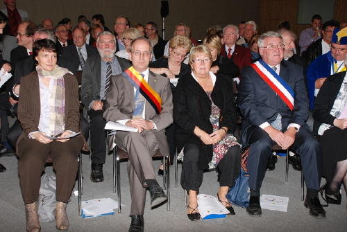 links Herr Dr. Uwe Klett mit seiner Gattin Frau Mechthild Klett, rechts daneben Jean Delebarre mit Gattin