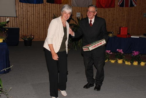 Im Auftrag der Kirche in Sleaford überreichte Mrs. Sheila Wheeldon ein Geschenk für unsere ev. Kirche an den Pfarrer i.R. Herrn Dieter Kromphardt.