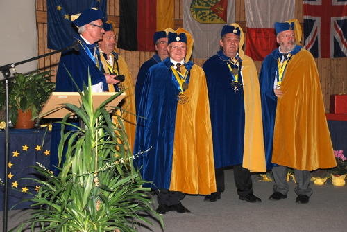 Das neue Mitglied präsentierte sich stolz in seiner neuen Tracht.
