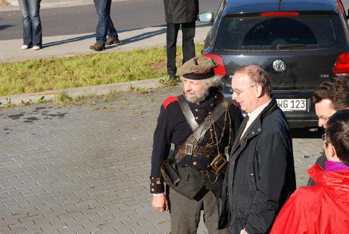 Der Bürgermeister sprach mit dem Hauptmann der Artillerie die Salutschüsse für die Pflanzung einer Friedenseiche am S-Bahnhof Fredersdorf ab.